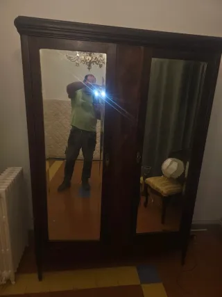 Antiguo armario de madera con espejo