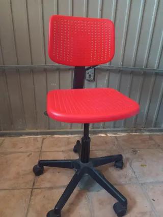 Silla giratoria roja para escritorio