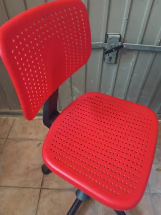 Silla giratoria roja para escritorio