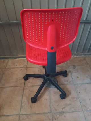 Silla giratoria roja para escritorio