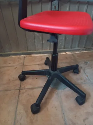 Silla giratoria roja para escritorio