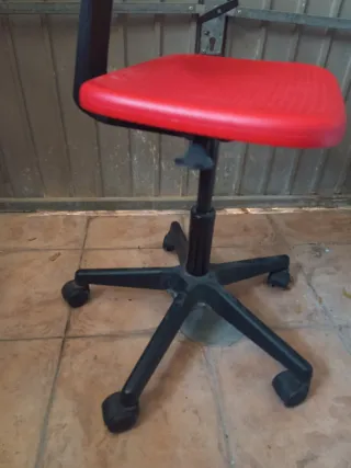 Silla giratoria roja para escritorio