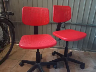 Silla giratoria roja para escritorio