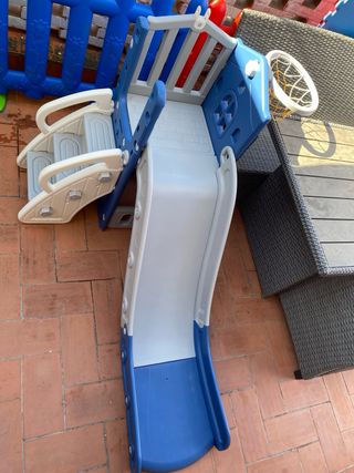 Tobogán infantil con canasta y baloncesto