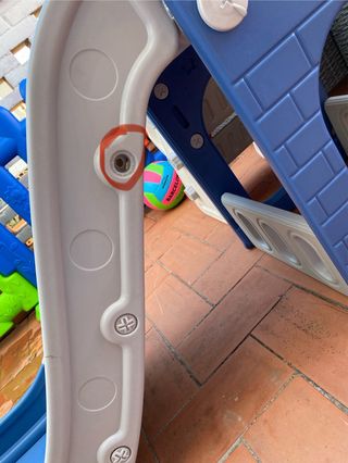 Tobogán infantil con canasta y baloncesto