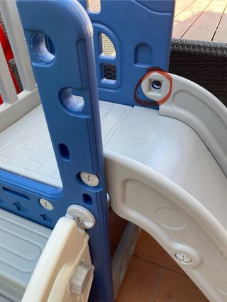 Tobogán infantil con canasta y baloncesto