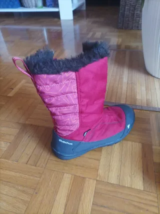 Botas de nieve rojas y negras