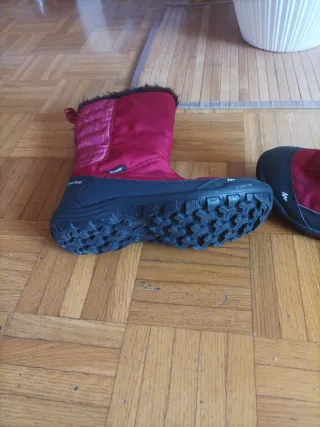 Botas de nieve rojas y negras