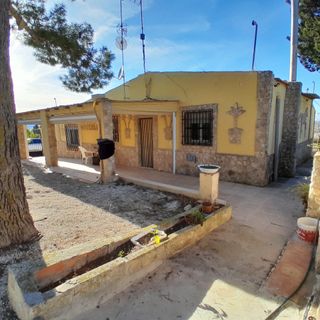 CHALET JUNTO A LA MONTAÑA EN YECLA