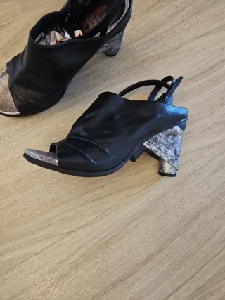Sandali neri e argento