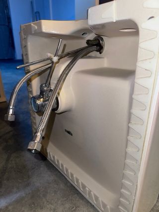 Lavabo de baño de cerámica y metal