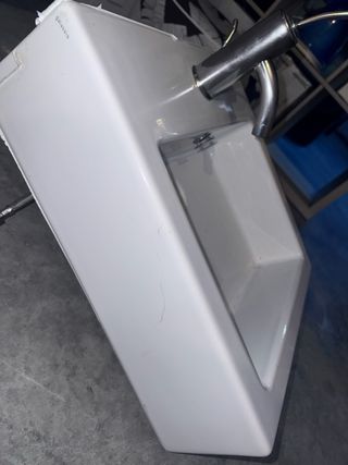 Lavabo de baño de cerámica y metal