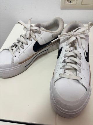 Zapatillas Nike Blancas y Negras