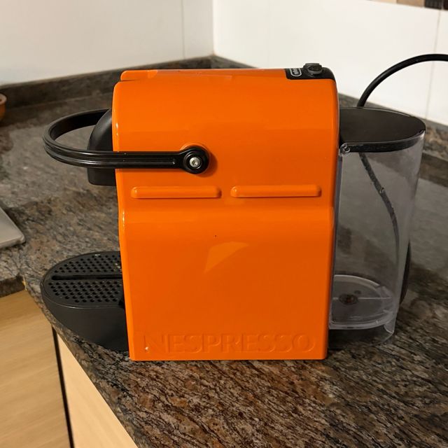 Cafetera Nespresso Naranja, poco usada.