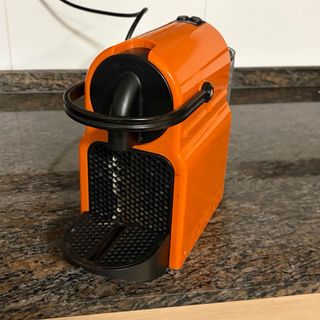 Cafetera Nespresso Naranja, poco usada.