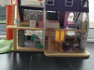 Casita infantil con palmera y piscina