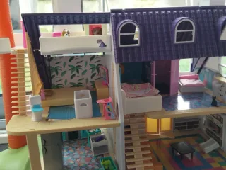 Casita infantil con palmera y piscina
