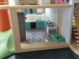 Casita infantil con palmera y piscina