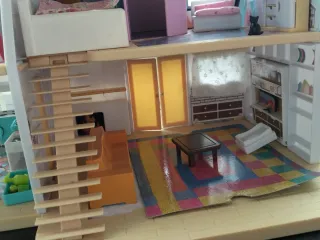 Casita infantil con palmera y piscina