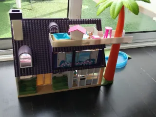Casita infantil con palmera y piscina