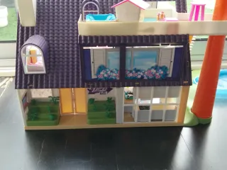 Casita infantil con palmera y piscina