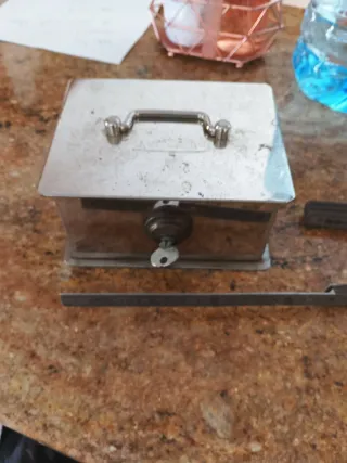 Caja fuerte caudales metálica con llave