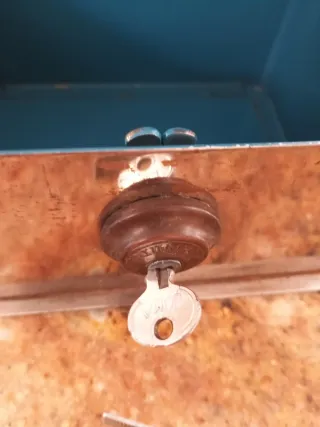Caja fuerte caudales metálica con llave