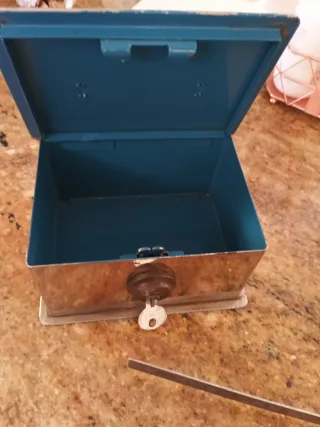 Caja fuerte caudales metálica con llave