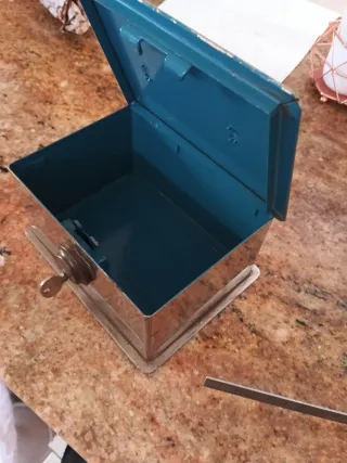 Caja fuerte caudales metálica con llave