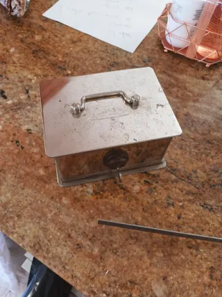 Caja fuerte caudales metálica con llave