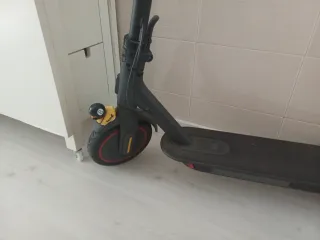Patinete Eléctrico Negro con Accesorios