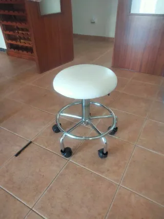 Taburete de piel y metal con ruedas