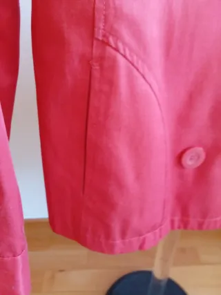 Gabardina corta mujer color fresa