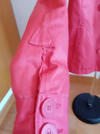 Gabardina corta mujer color fresa