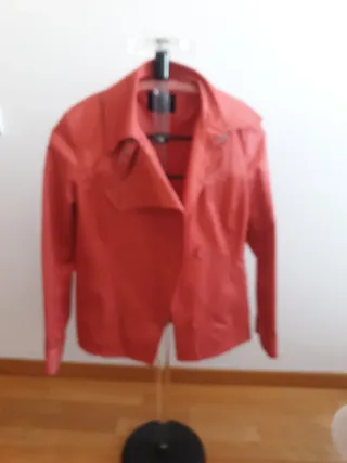 Gabardina corta mujer color fresa