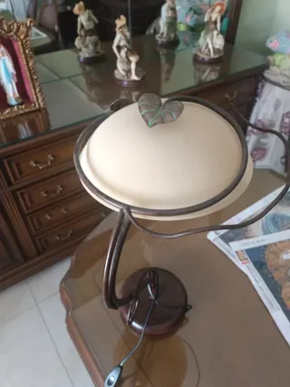 Lámpara de mesa beige y marrón