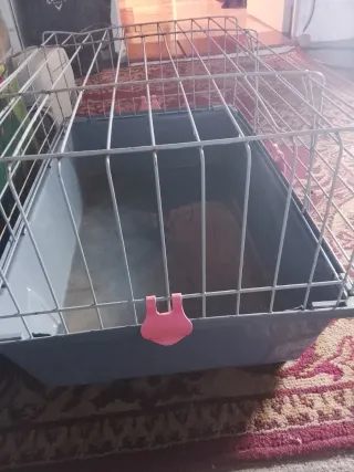 Jaula para conejo gris y blanca