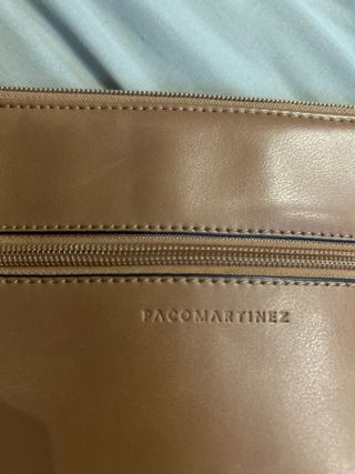 Bolso de mano beige y marrón