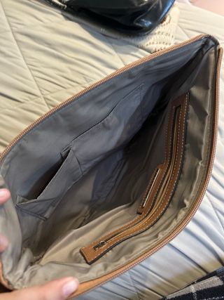 Bolso de mano beige y marrón