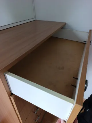 Cómoda de madera con tiradores metálicos