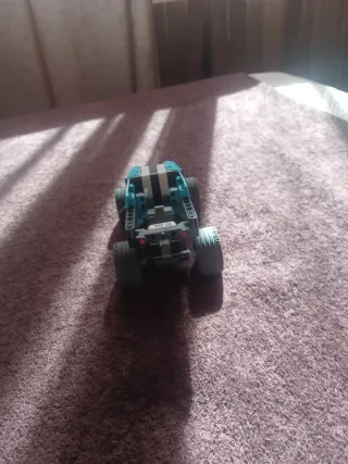 Coche de juguete azul y blanco lego