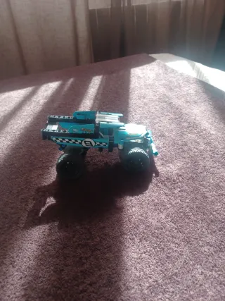 Coche de juguete azul y blanco lego