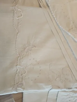 Sábanas antiguas bordadas de algodón