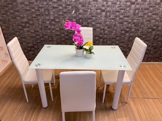 Mesa Comedor Cristal y 4 Sillas Blancas