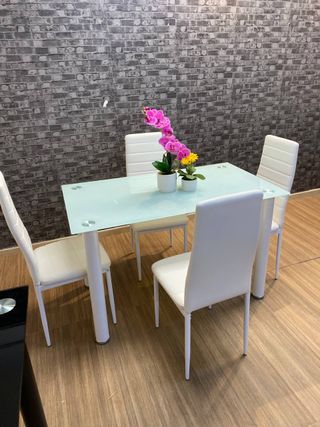 Mesa Comedor Cristal y 4 Sillas Blancas