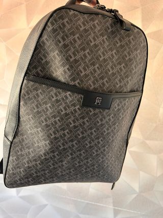 Mochila Tommy Hilfiger Monogram Dome Negra/Gris
