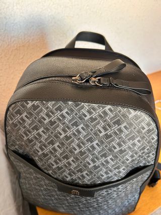 Mochila Tommy Hilfiger Monogram Dome Negra/Gris