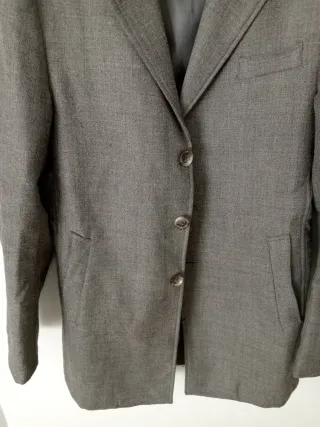 Chaqueta abrigo hombre gris bolsillos botones