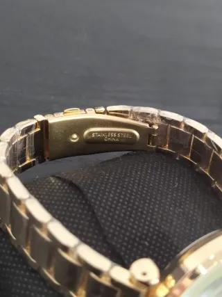 Reloj Guess Dorado y Blanco