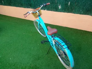 Bicicleta azul con cesta y portaequipajes